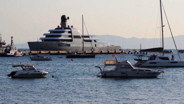 Penampakan 2 Kapal Super Mewah Abramovich yang Berlabuh di Turki Dua kapal super mewah milik Roman Abramovich berlabuh di Turki. Kedua yacht itu pun tak dapat disita karena Turki tidak jatuhkan sanksi buat Rusia