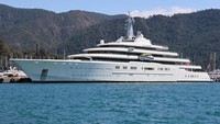 Sementara kapal super mewah lainnya yakni Eclipse berada di resor wisata Turki Marmaris saat dipotret Reuters pada Selasa (22/3/2022) waktu setempat. (REUTERS/Yoruk Isik).
