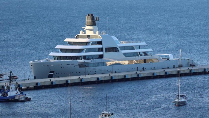 Penampakan 2 Kapal Super Mewah Abramovich yang Berlabuh di Turki Dua kapal super mewah milik Roman Abramovich berlabuh di Turki. Kedua yacht itu pun tak dapat disita karena Turki tidak jatuhkan sanksi buat Rusia