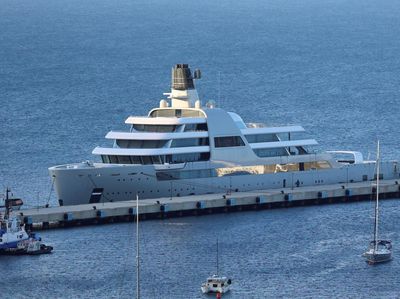 Penampakan 2 Kapal Super Mewah Abramovich yang Berlabuh di Turki