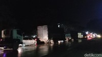 Sedangkan dari arah timur, Rembang ke Pati terpantau lengang. Kendaraan terlihat lancar dari timur ke barat. Menurut salah seorang warga setempat, Agus, (50), kemacetan terjadi sejak tiga hari belakangan karena proyek perbaikan jalan. Agus menuturkan, kemacetan terpanjang biasanya sampai Jembatan Juwana. Kemacetan terjadi hingga malam dan baru terurai saat larut malam.