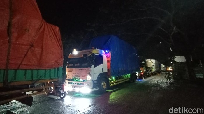 Jalan raya Pantura Pati-Rembang, Jawa Tengah, mengalami kemacetan panjang imbas perbaikan jalan. Kemacetan didominasi truk besar, Rabu, 23/3/2022.
