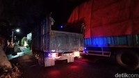 Pengendara mobil pribadi dan sepeda motor pun diimbau untuk menghindari kemacetan dan melintasi jalur alternatif menuju Rembang atau sebaliknya.