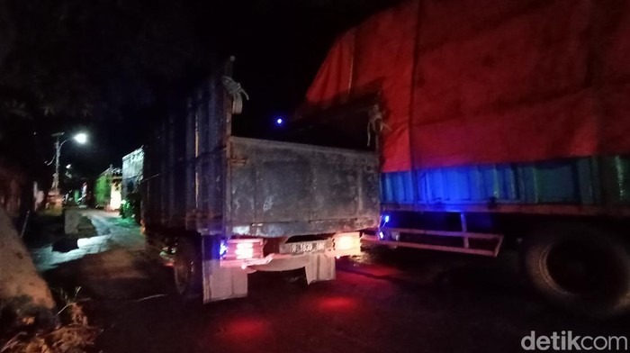 Jalan raya Pantura Pati-Rembang, Jawa Tengah, mengalami kemacetan panjang imbas perbaikan jalan. Kemacetan didominasi truk besar, Rabu, 23/3/2022.