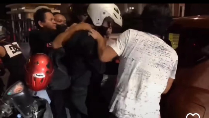 Penangkapan pembunuh bidan Sweetha dan anaknya di depan Mapolda Jateng.