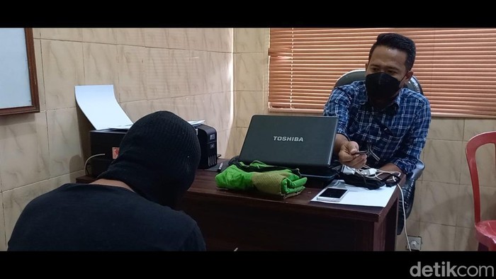Seorang pencuri mengaku membawa zimat untuk keselamatan. Ia tertangkap oleh warga usai mencuri HP seorang ustaz di musala.