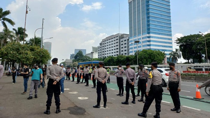 Pengamanan polisi dalam demo KSPSI di depan DPR RI
