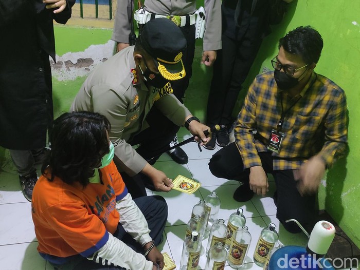 Penggerebekan home industri miras oplosan di Krembung, Sidoarjo