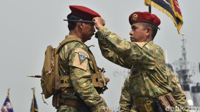 Penyematan brevet manusia katak kepada Pangkoarmada II Laksma Iwan Isnurwanto