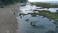 Memang tempat ini belum dibangun fasilitas wisata. Namun penduduk sekitar, membersihkan dedaunan khusus untuk pengunjung. Mereka hanya meminta uang kebersihan manakala ada masyarakat yang akan menikmati pantai.  