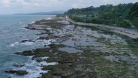 Foto udara lanskap dari Pantai Sawar di Kabupaten Sarmi, Papua, Selasa (22/3/2022). 
