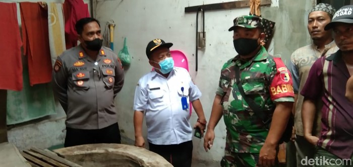 Petugas di lokasi sumur ditemukan mayat bayi di Jember