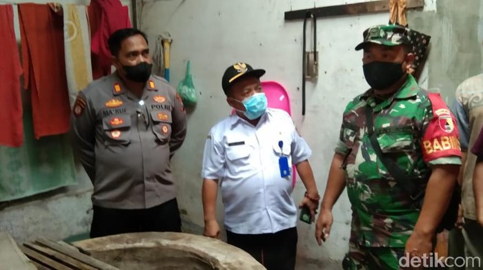Petugas di lokasi sumur ditemukan mayat bayi di Jember