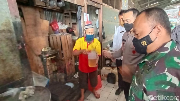 Petugas mengecek ketersediaan minyak goreng di Pasar Bitingan Kudus, Rabu (23/3/2022).