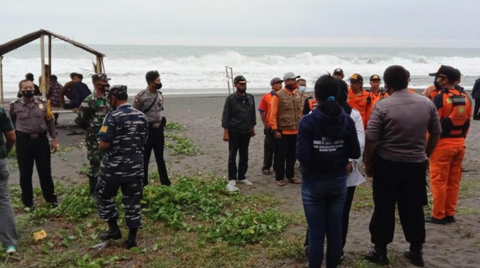 Petugas SAR gabungan di Pantai Dewaruci, Purworejo, Rabu (23/3/2022).