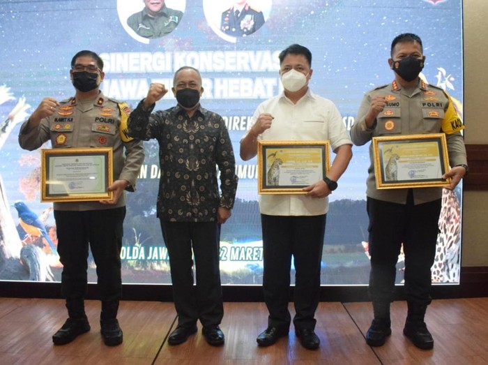 polda jatim dapat penghargaan