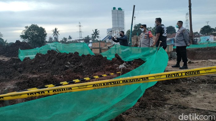 Polisi mendalami kasus 3 pekerja proyek Tol Cinere-Jagorawi (Cijago) tertimbun saat pengukuran kedalaman tanah. Tiga orang saksi diperiksa. (Dwi Rahmawati/detikcom)