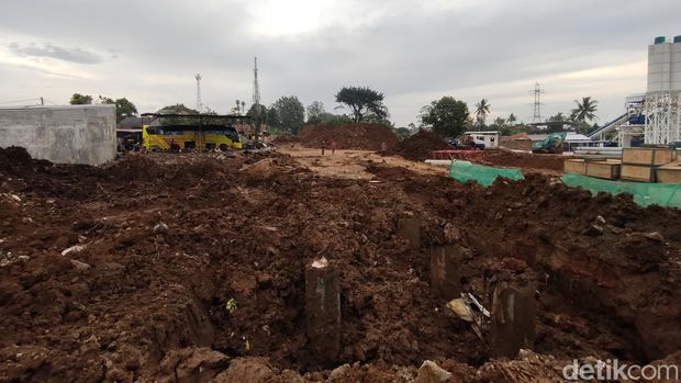 Polisi mendalami kasus 3 pekerja proyek Tol Cinere-Jagorawi (Cijago) tertimbun saat pengukuran kedalaman tanah. Tiga orang saksi diperiksa. (Dwi Rahmawati/detikcom)