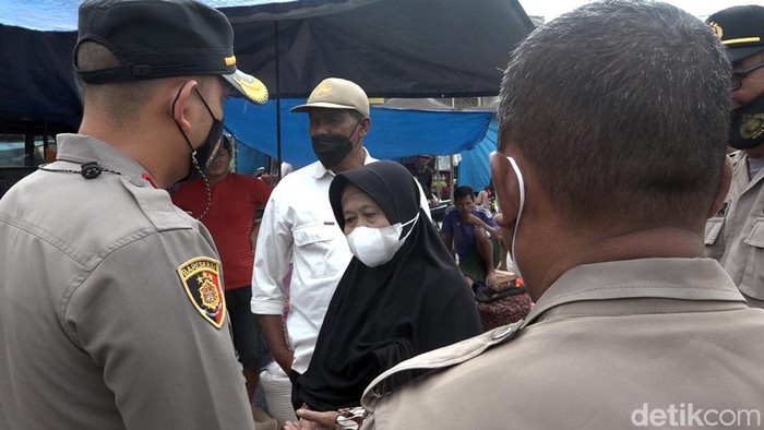 Polisi menerima aduan warga yang mengeluh minyak goreng curah langka di Polman.