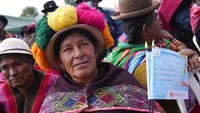 Dengan pakaian tradisional, warga Bolivia mengikuti peringatan Hari Air Sedunia. (AP Photo/Juan Karita).