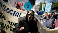 Dengan memakai masker, massa berdemo memperingati Hari Air Sedunia di San Salvador, El Salvador. (Jose Cabezas/Reuters).