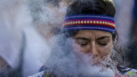 Pawai dalam rangka peringatan Hari Air Sedunia digelar di Santiago, Chili, 22 Maret 2022. Hadirnya Hari Air Sedunia ini bermula pada Sidang Umum PBB ke-47 tanggal 22 Desember 1992 di Rio de Janeiro, Brasil. (AP Photo/Esteban Felix).