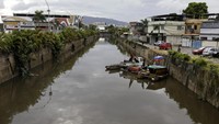 Bispo mengatakan kepada Reuters bahwa tujuan utama dari rumah apungnya adalah untuk membuat politisi memperhatikan masalah lingkungan di area wisata populer. 