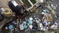 Sehari-harinya, Bispo mengambil limbah dan sampah yang mencemari Sungai Pavuna yang ia sebut sebagai rumahnya di kota Rio de Janeiro yang indah. Ia mengambil air yang tercemar dari sungai itu untuk menyaring plastik dan sampah.
