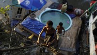 Aksi Bispo merakit rumah apungnya ini pun menarik perhatian warga sekitar. Tak hanya karena tempat tinggalnya itu ia bangun dari barang-barang daur ulang, tetapi juga dilengkapi dengan kolam renang melingkar berukuran kecil serta tempat parkir mobil. 