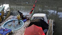 Tak jarang anak-anak di lingkungannya datang ke rumah apung Bispo untuk berendam di kolam renang mini rumahnya. 