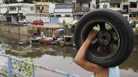 Penampakan area rumah apung Bispo yang dilengkapi tempat parkir mobil dan kolam renang melingkar berukuran kecil di Sungai Pavuna, Rio de Janeiro, Brasil.