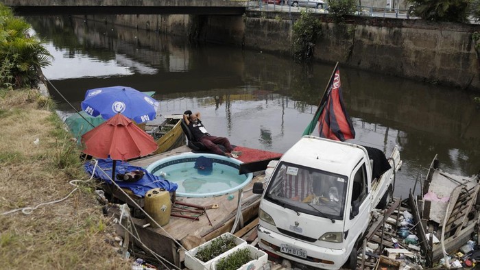 Seorang pria di Brasil merakit rumah apung dari kayu bekas, plastik, dan logam. Menariknya rumah itu juga dilengkapi tempat parkir mobil dan kolam renang mini.