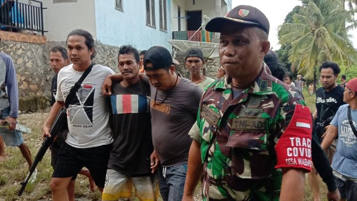 Pria inisial JT (berbaju hitam) yang membacok 3 rekannya tanpa sebab di Kabupaten Bone ditangkap. (dok. Istimewa)
