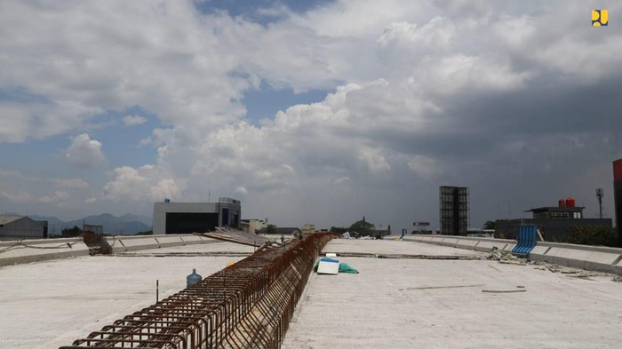 Kepala Balai Besar Pelaksanaan Jalan Nasional (BBPJN) DKI Jakarta – Jawa Barat Wilan Oktavian mengatakan, progres konstruksi flyover  Kopo yang berlokasi di Kota Bandung, Jawa Barat, sudah mencapai 84% dan ditargetkan rampung lebih cepat dari rencana, Rabu, 23/3/2022.
