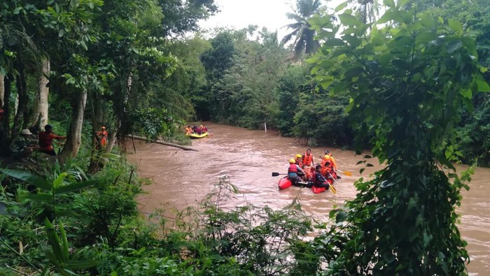 Proses pencarian korban mobil terjun di Sungai Salubarani, Tana Toraja masih terus dilakukan.