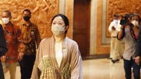 Puan Maharani konsisten kenalkan indahnya keragaman mode wastra Indonesia lewat salah satu koleksi Ghea Fashion House dengan warna lembut di hari kedua gelaran IPU ke 144 di Bali.