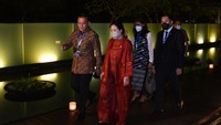 Tetap elegan dengan setelan berbahan kain tradisional tanah air bernuansa merah bata pada jamuan malam di rangkain acara sidang Inter-Parliamentary Union ke 144 di Bali.