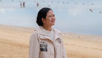 Menyusuri pantai berpasir putih kawasan Nusa Dua, Bali, jaket bertemakan Inter-Parliament Union ke 144 jadi pilihan Ketua DPR RI Puan Maharani.