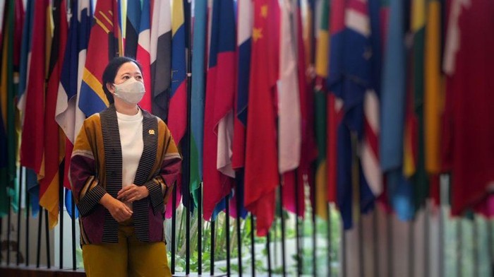 Ketua DPR RI Puan Maharani menghadiri sidang umum Inter-Parliamentary Union ke-144 di Nusa Dua, Bali. Dalam pertemuan parlemen-parlemen negara tersebut, Puan memamerkan pesona khas Indonesia dalam balutan busana yang ia kenakan.