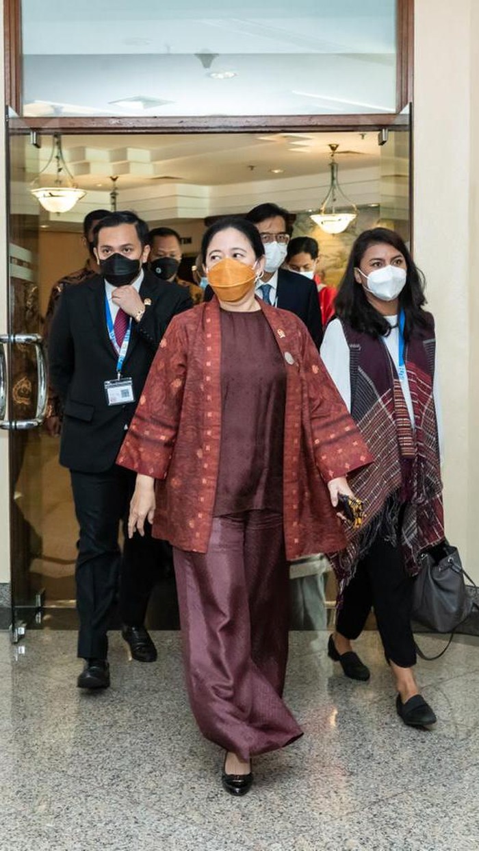 Ketua DPR RI Puan Maharani menghadiri sidang umum Inter-Parliamentary Union ke-144 di Nusa Dua, Bali. Dalam pertemuan parlemen-parlemen negara tersebut, Puan memamerkan pesona khas Indonesia dalam balutan busana yang ia kenakan.