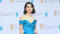 Setelahnya ia pun tampil seksi menawan dengan dress biru berbelahan rendah di BAFTAs 2022. Getty Images/Joe Maher