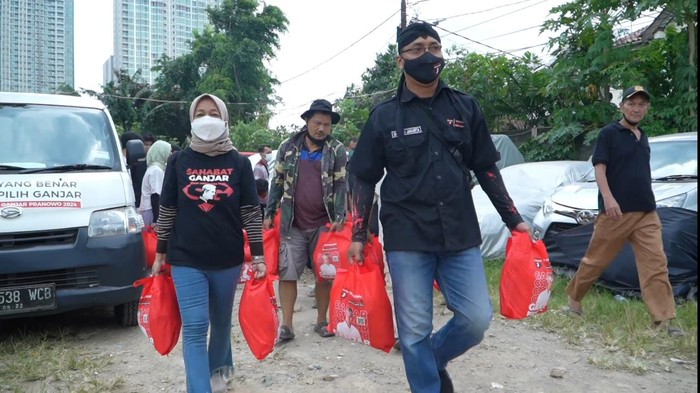 Relawan Ganjar Salurkan 150 Paket Sembako ke Korban Kebakaran Cipete