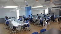 Gedung Digital Operation Center dibangun di atas lahan seluas 1.647 meter persegi dan bangunan seluas 6.913 meter persegi yang terdiri dari 8 lantai. Gedung Digital Operation dibangun dengan desain interior bergaya industrial modern dengan aksen mural di dinding. Gedung Digital Operation Center juga dibuat ramah lingkungan dengan memasang solar panel. dok. Astra Credit Companies (ACC)