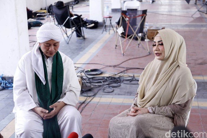 Reza Artamevia Reza Artamevia saat syuting video klip di kawasan Jakarta Pusat.