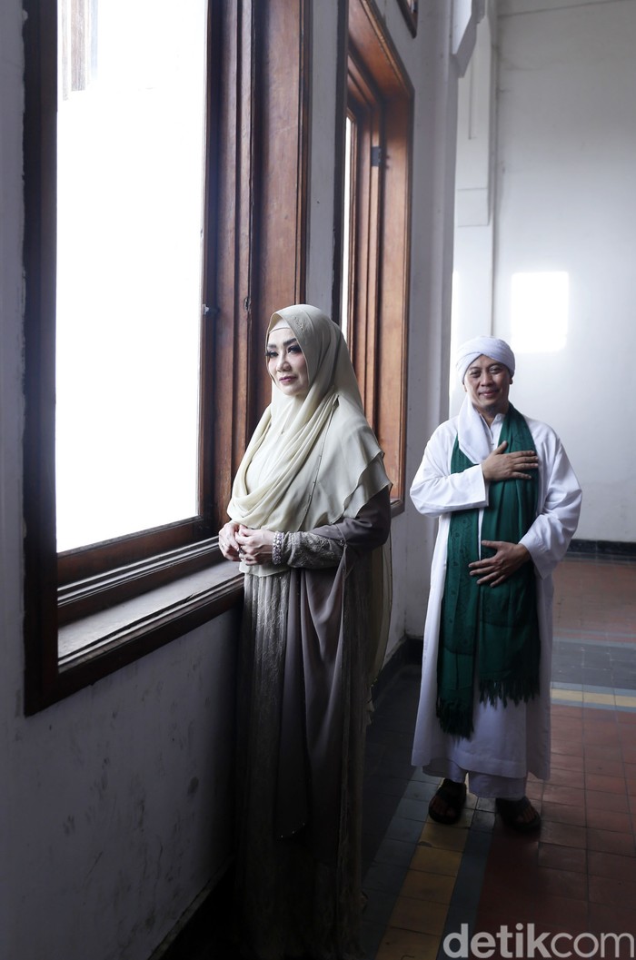 Reza Artamevia Reza Artamevia saat syuting video klip di kawasan Jakarta Pusat.