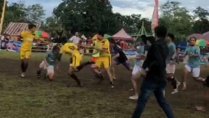 Ricuh pertandingan sepak bola di Kabupaten Bone.