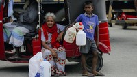 Sementara itu, kelangkaan BBM membuat tak hanya orang dewasa yang berdatangan ke SPBU. Sejumlah anak juga terlihat ikut mengantre untuk membeli minyak.
