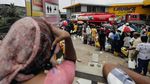 Saat Anak-anak Sri Lanka Ikut Antre di SPBU Gegara BBM Langka