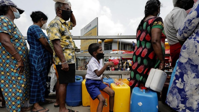 Saat Anak-anak Sri Lanka Ikut Antre di SPBU Gegara BBM Langka Krisis ekonomi menyebabkan BBM langka di Sri Lanka. Tak hanya orang dewasa, anak-anak pun ikut antre di SPBU demi mendapatkan BBM.