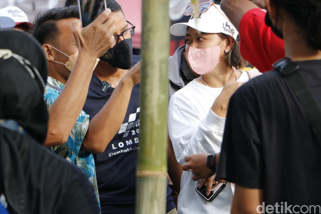 Menparekraf Sandiaga Uno Dikerubutin Warga di Mandalika.